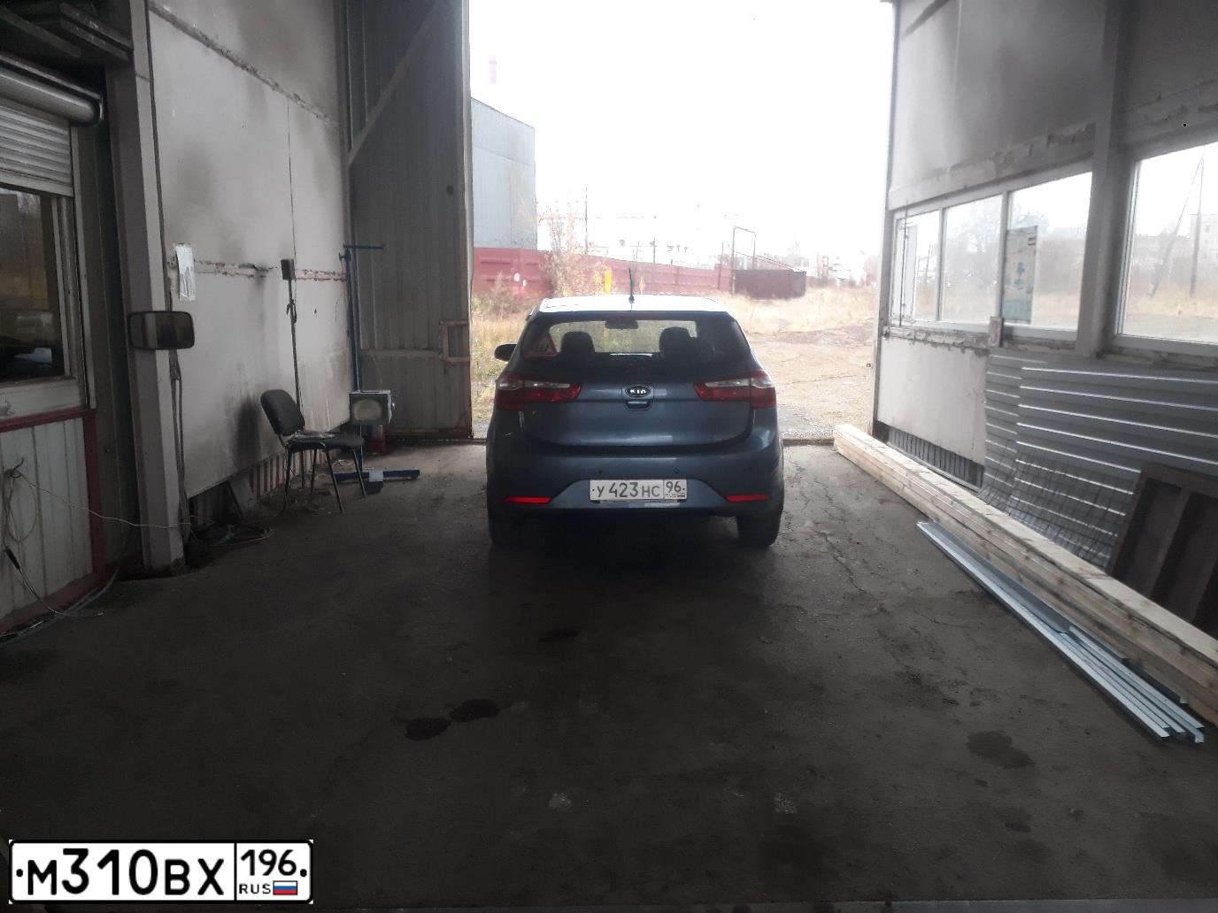 Фото автомобиля KIA RIO, 2012 — госномер У423НС96. Цвет: ГОЛУБОЙ