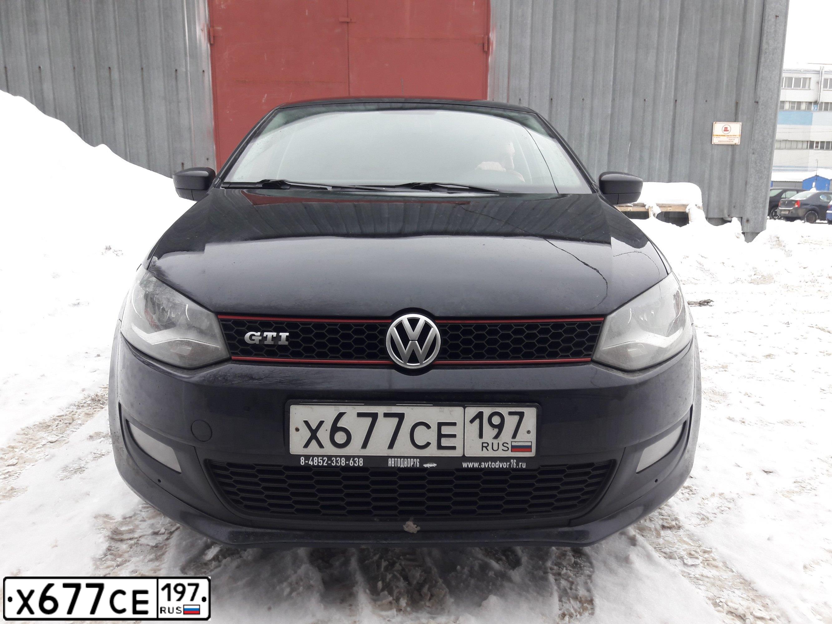 Фото автомобиля ФОЛЬКСВАГЕН ПОЛО, 2011 — госномер Т811СР76. Цвет: ЧЕРНЫЙ