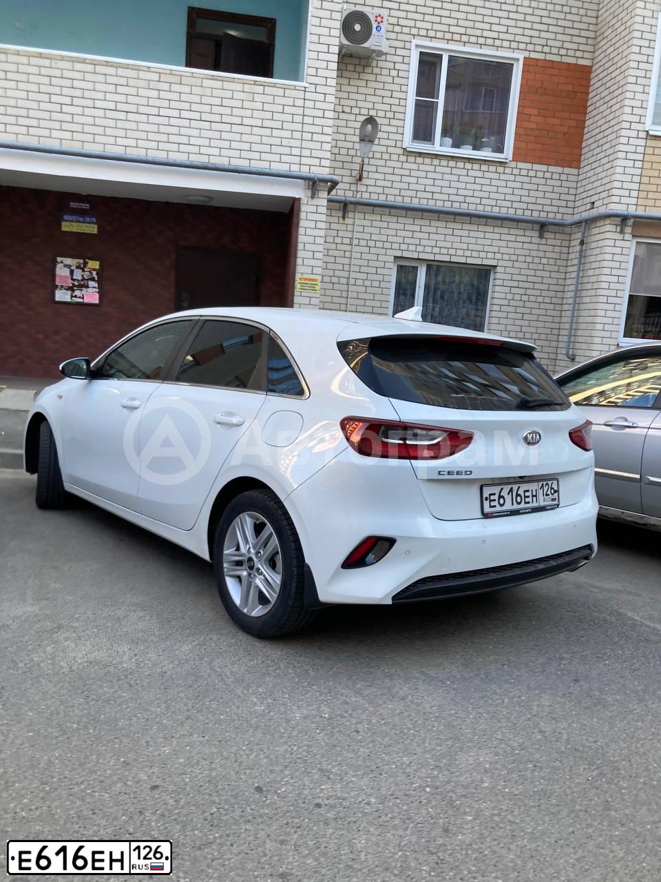 Фото автомобиля KIA CEE'D, 2018 — госномер Е616ЕН126. Цвет: БЕЛЫЙ
