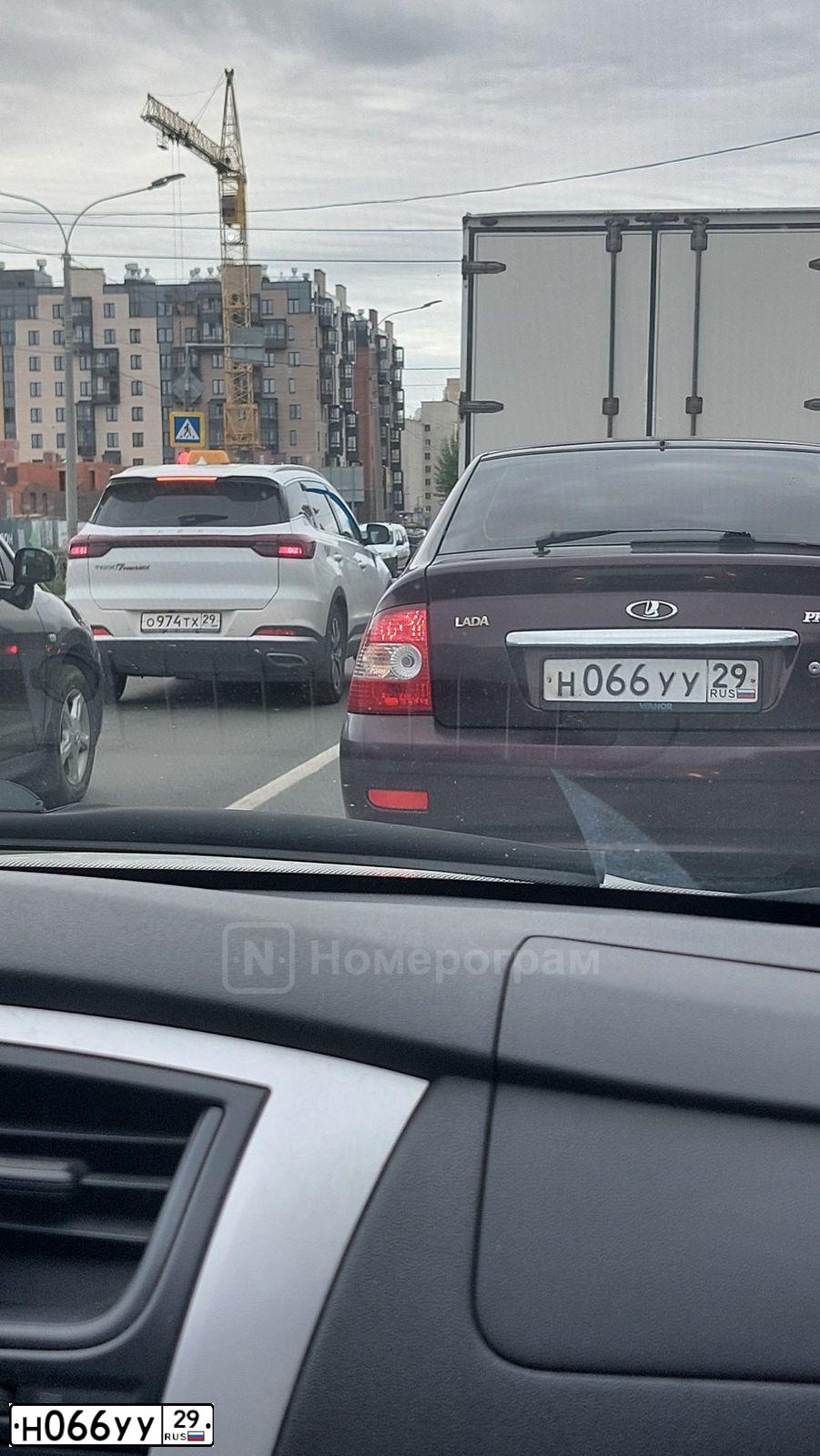 Фото автомобиля LADA 2172 PRIORA, 2010 — госномер Н066УУ29. Цвет: ТЕМНО ВИШНЕВЫЙ