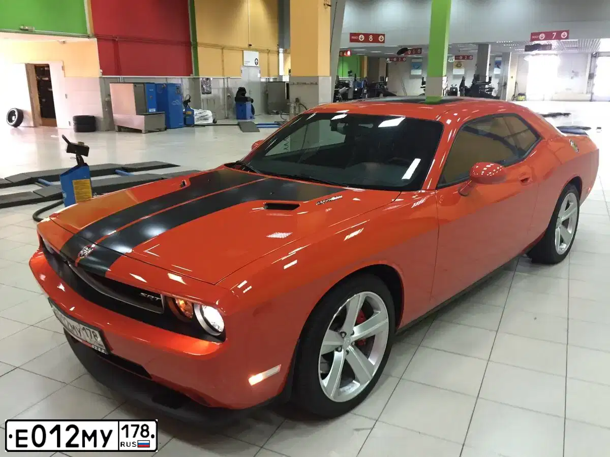 Фото автомобиля DODGE CHALLENGER, 2010 — госномер В610РТ797. Цвет: ОРАНЖЕВЫЙ