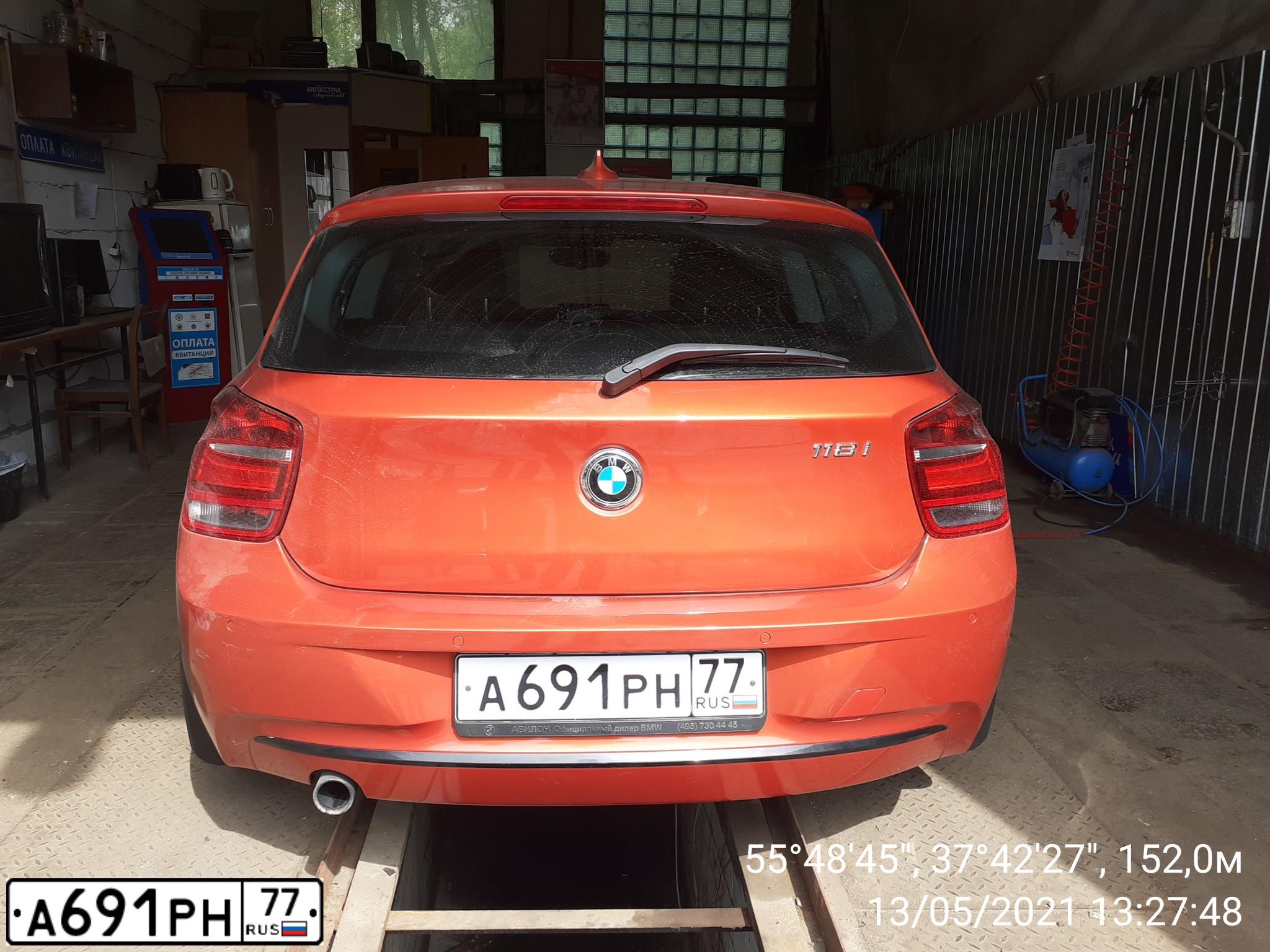 Фото автомобиля BMW SERIE 1, 2013 — госномер А691РН77. Цвет: ОРАНЖЕВЫЙ
