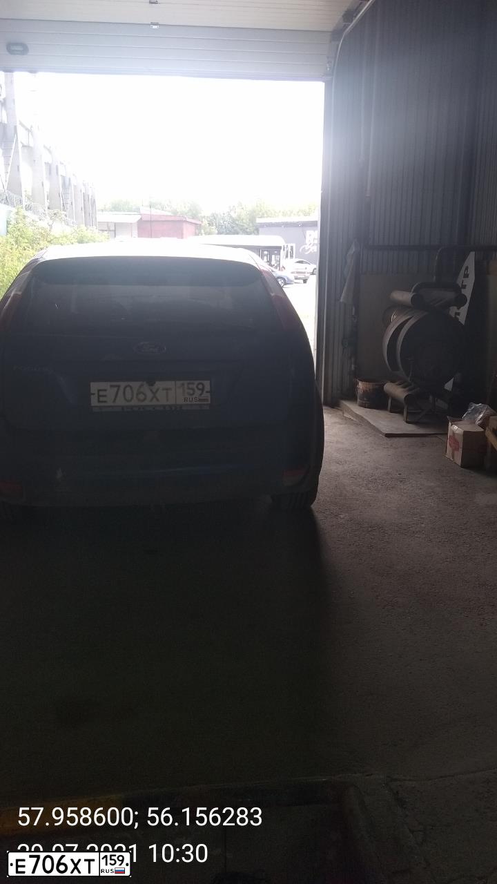 Фото автомобиля FORD FOCUS, 2005 — госномер Р235МР159. Цвет: синий