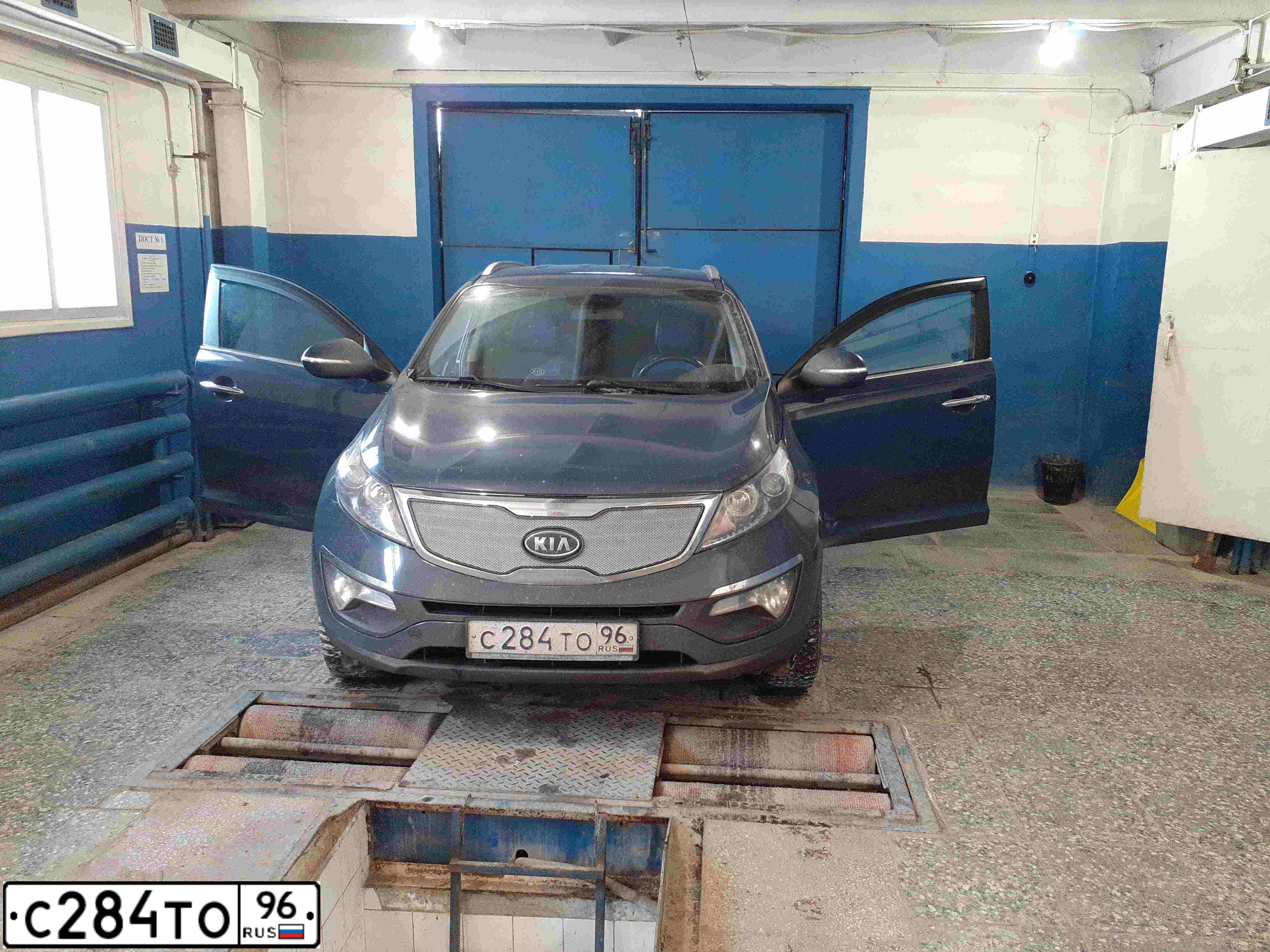 Фото автомобиля KIA SPORTAGE, 2011 — госномер С284ТО96. Цвет: синий