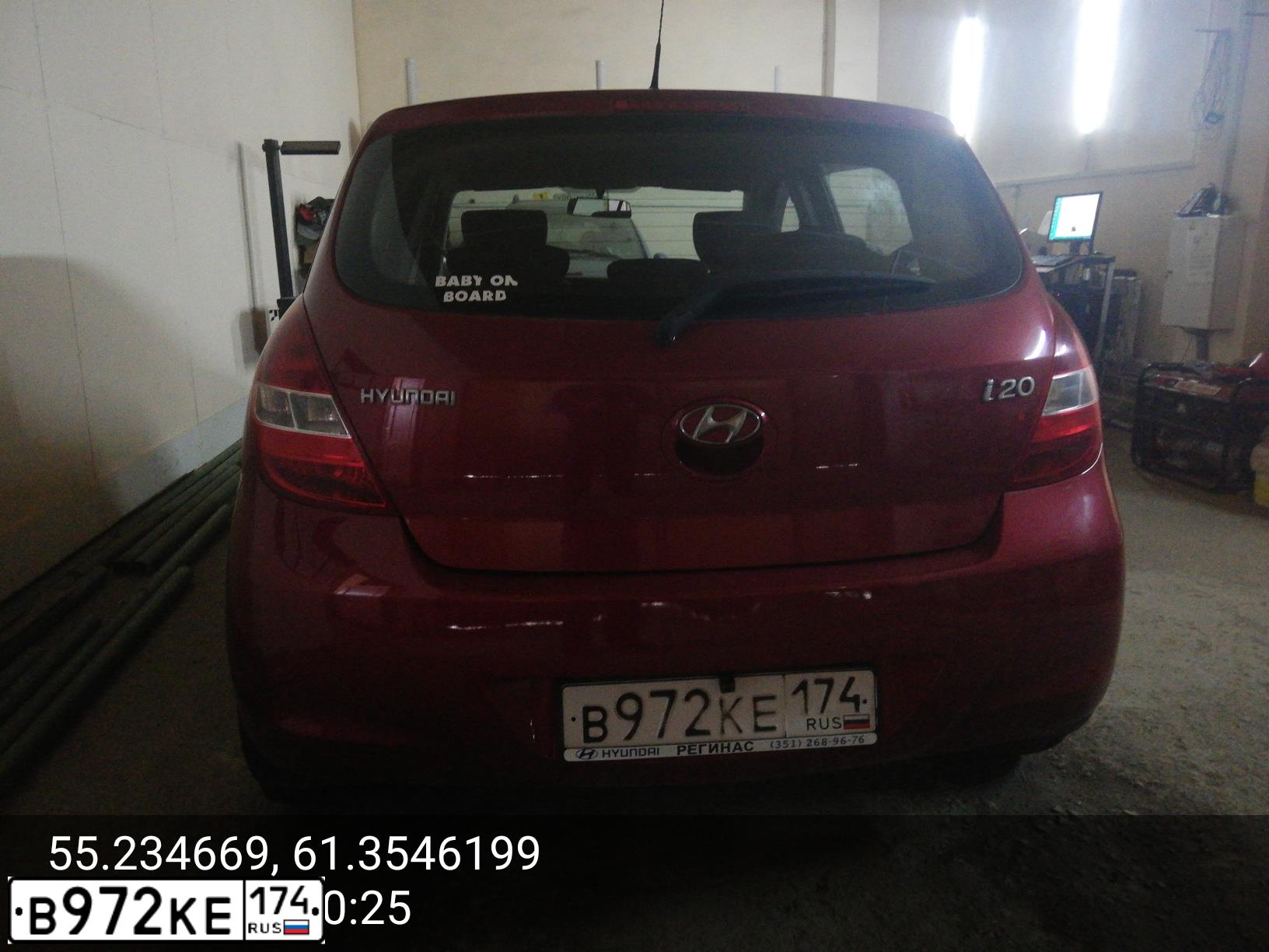 Фото автомобиля HYUNDAI I20, 2010 — госномер В972КЕ174. Цвет: ВИШНЕВО-КРАСНЫЙ