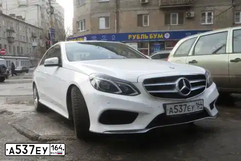 Фото автомобиля MERCEDES E-KLASSE, 2013 — госномер У888ТР64. Цвет: Белый