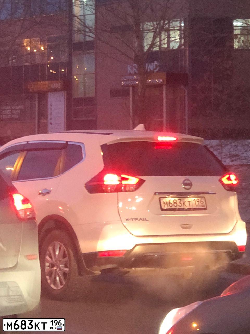 Фото автомобиля NISSAN X-TRAIL, 2019 — госномер М683КТ196. Цвет: Белый