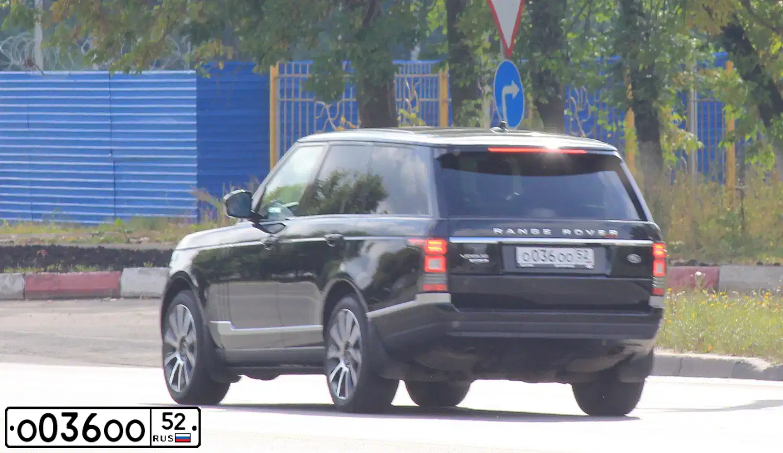 Фото автомобиля LANDROVER RANGE ROVER, 2015 — госномер О036ОО52. Цвет: ЧЕРНЫЙ