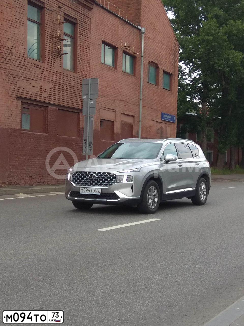 Фото автомобиля HYUNDAI SANTA FE, 2021 — госномер А473ВК977. Цвет: СЕРЫЙ