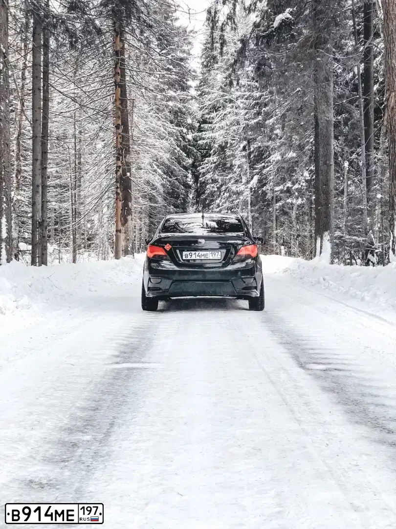 Фото автомобиля HYUNDAI SOLARIS, 2011 — госномер Е220АМ164. Цвет: ЧЕРНЫЙ