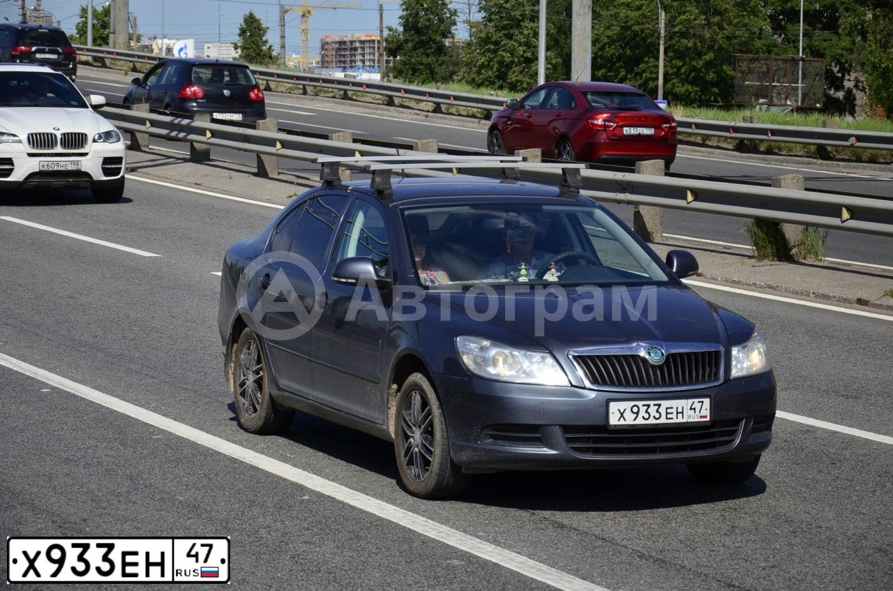 Фото автомобиля SKODA OCTAVIA, 2012 — госномер Х933ЕН47. Цвет: ТЕМНО-СЕРЫЙ