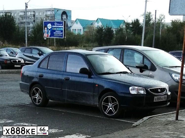 Фото автомобиля TOYOTA AURIS, 2008 — госномер Х888КЕ66. Цвет: Темно-синий
