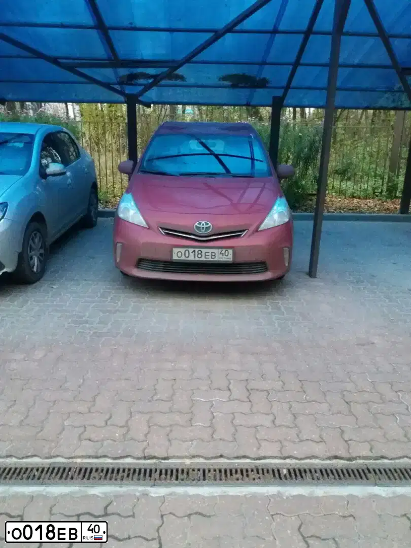 Фото автомобиля TOYOTA PRIUS, 2013 — госномер Е696КЕ164. Цвет: Красный