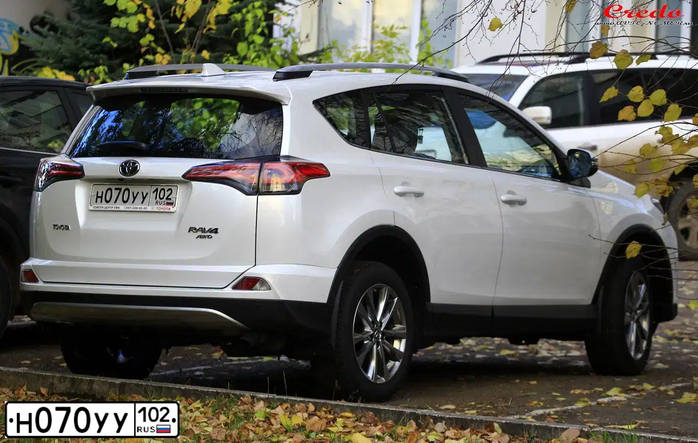 Фото автомобиля NISSAN NOTE, 2012 — госномер Е044ВМ702. Цвет: Белый