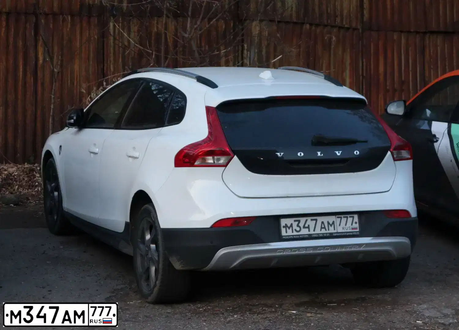 Фото автомобиля VOLVO V40, 2013 — госномер М347АМ777. Цвет: Белый