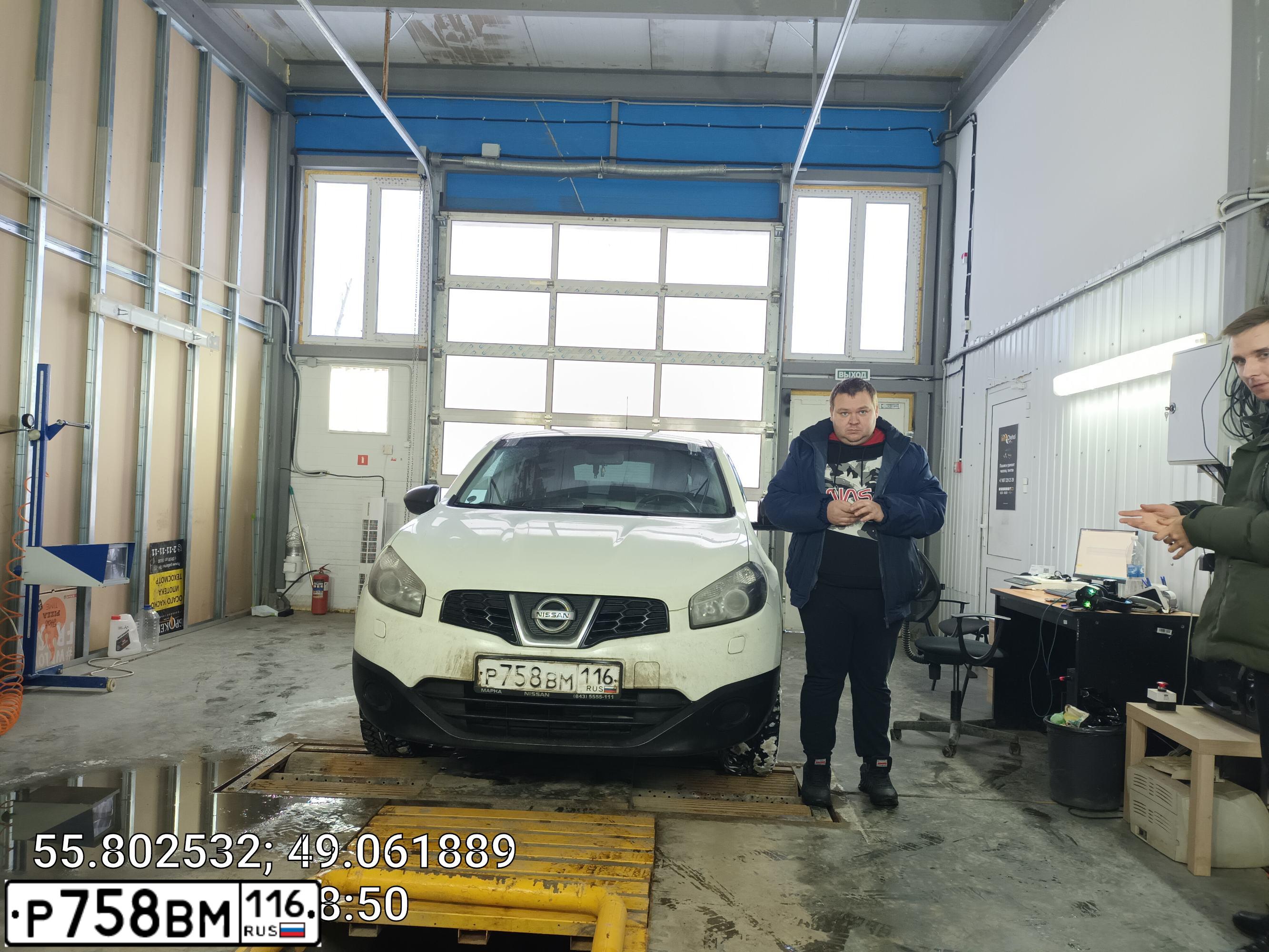 Фото автомобиля NISSAN QASHQAI, 2012 — госномер Р758ВМ116. Цвет: Белый