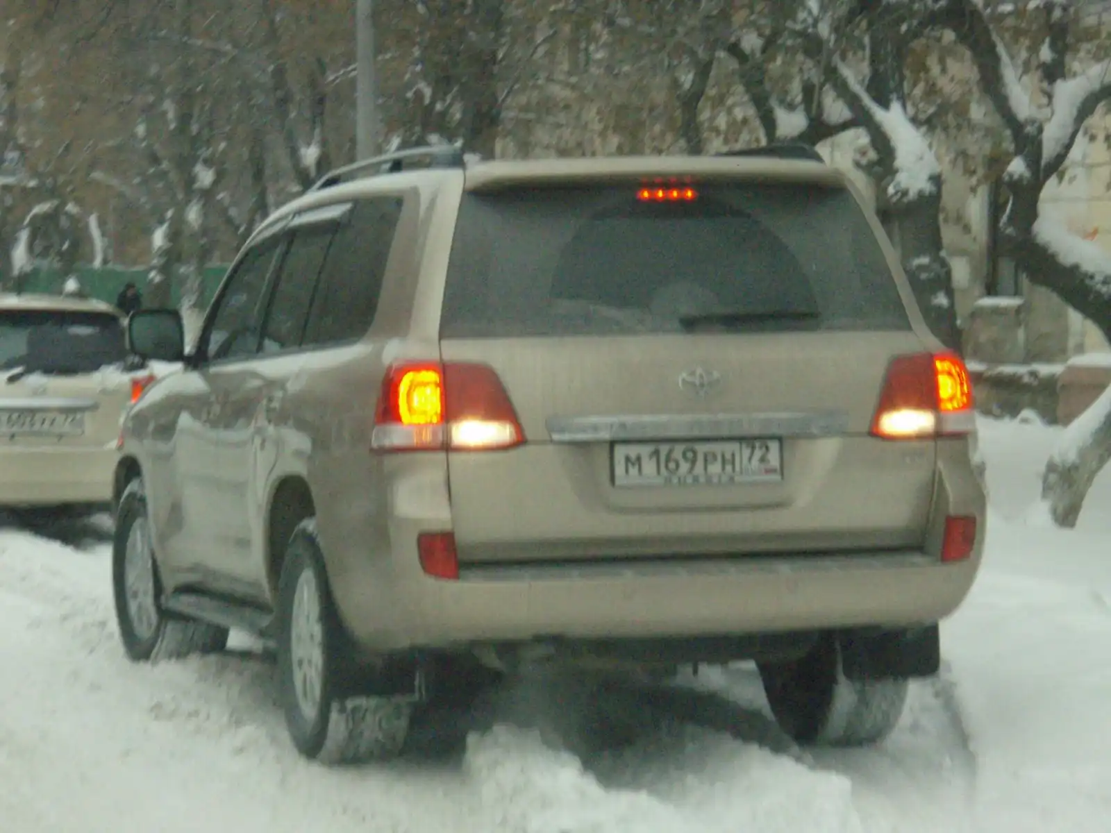 Фото автомобиля TOYOTA LANDCRUISER 200, 2008 — госномер М169РН72. Цвет: ЗОЛОТИСТЫЙ