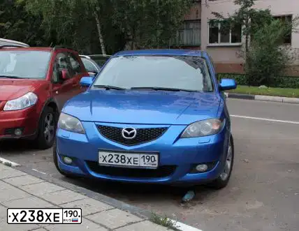 Фото автомобиля MAZDA A 3, 2005 — госномер Х238ХЕ190. Цвет: синий