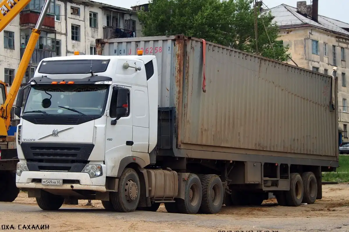 Фото автомобиля HOWO ZZ 4257, 2012 — госномер М549НК65. Цвет: БЕЛЫЙ
