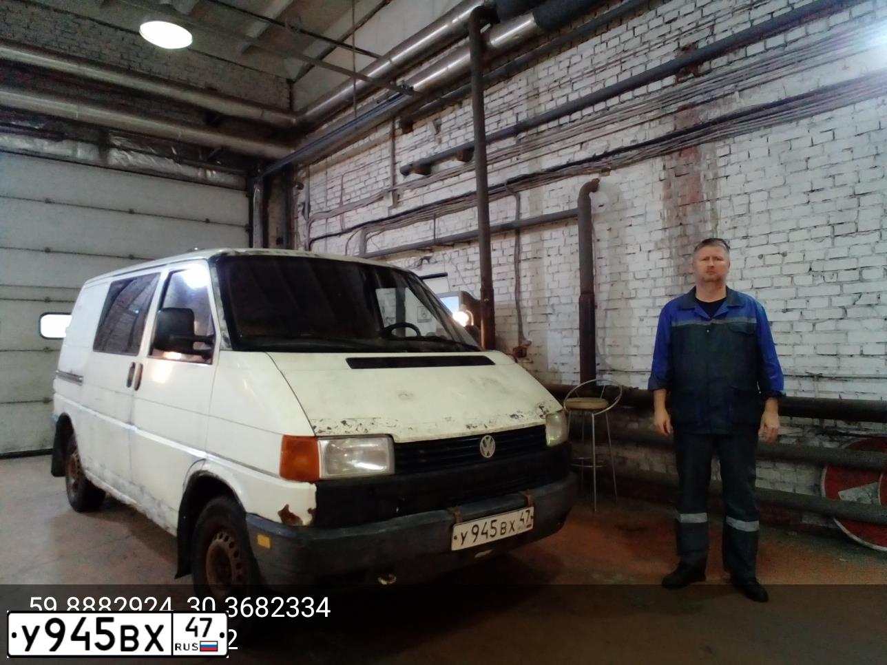 Фото автомобиля VOLKSWAGEN TRANSPORTER, 1995 — госномер У945ВХ47. Цвет: Белый