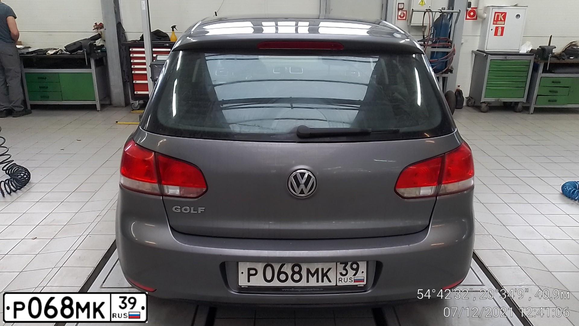 Фото автомобиля VOLKSWAGEN GOLF, 2009 — госномер Р068МК39. Цвет: Серый