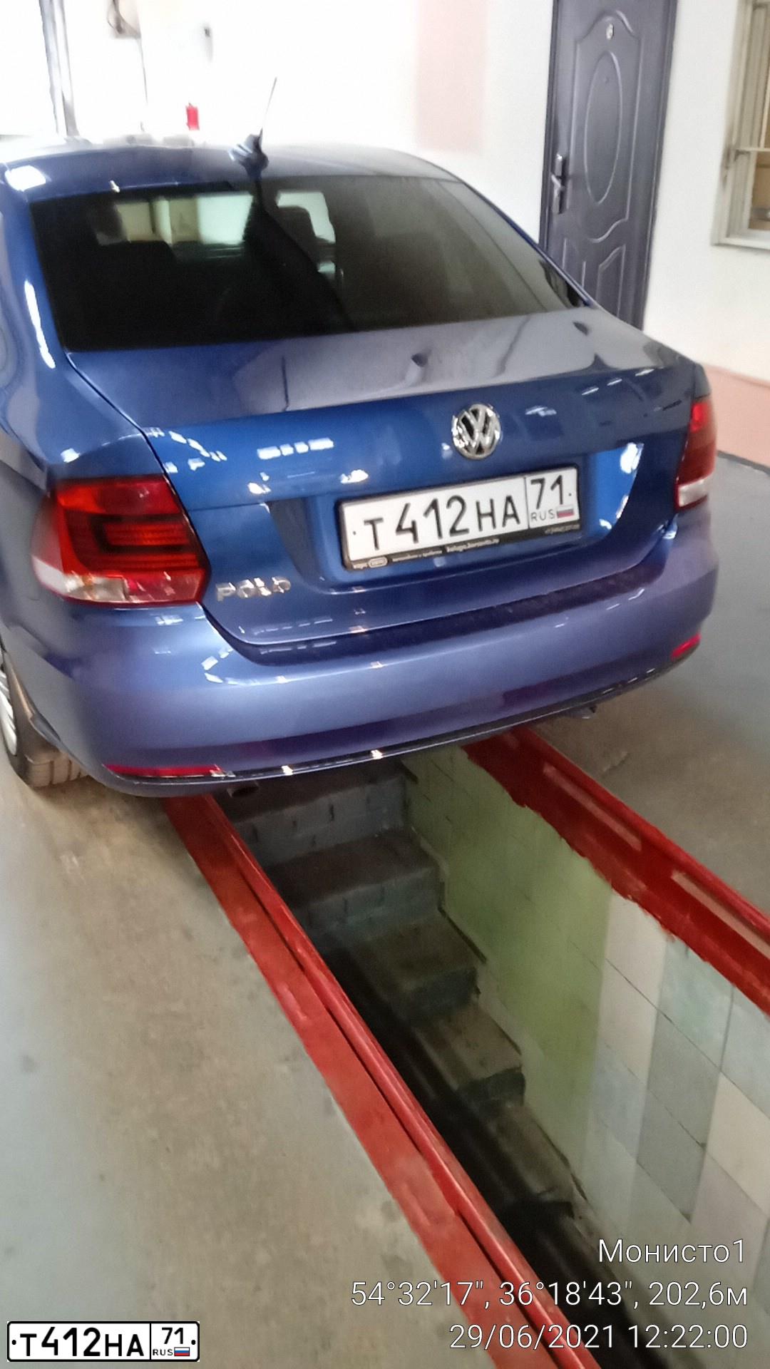 Фото автомобиля VOLKSWAGEN POLO, 2017 — госномер Р418АУ40. Цвет: ЯРКО-СИНИЙ