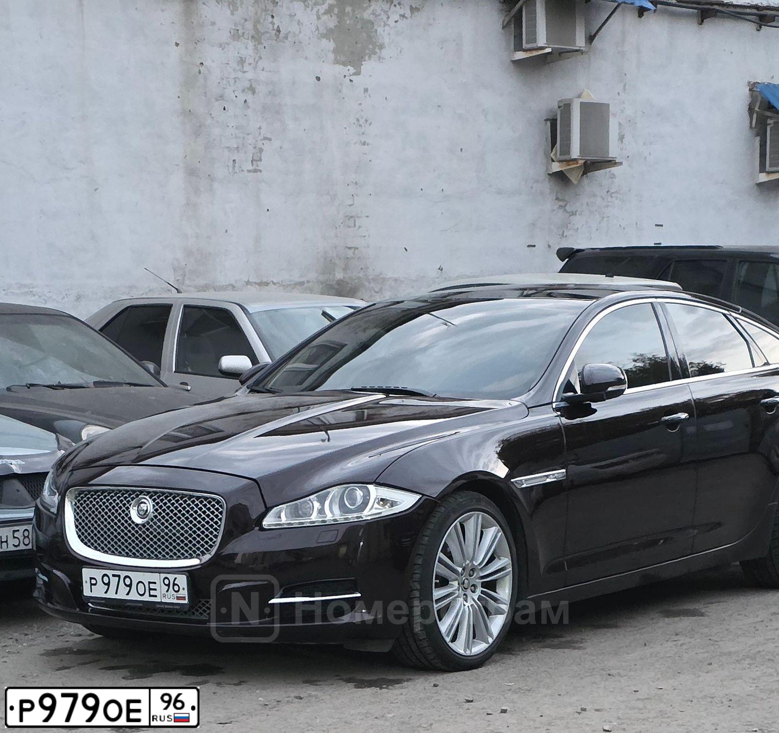Фото автомобиля JAGUAR XJ-SERIE, 2010 — госномер Р979ОЕ96. Цвет: КОРИЧНЕВЫЙ