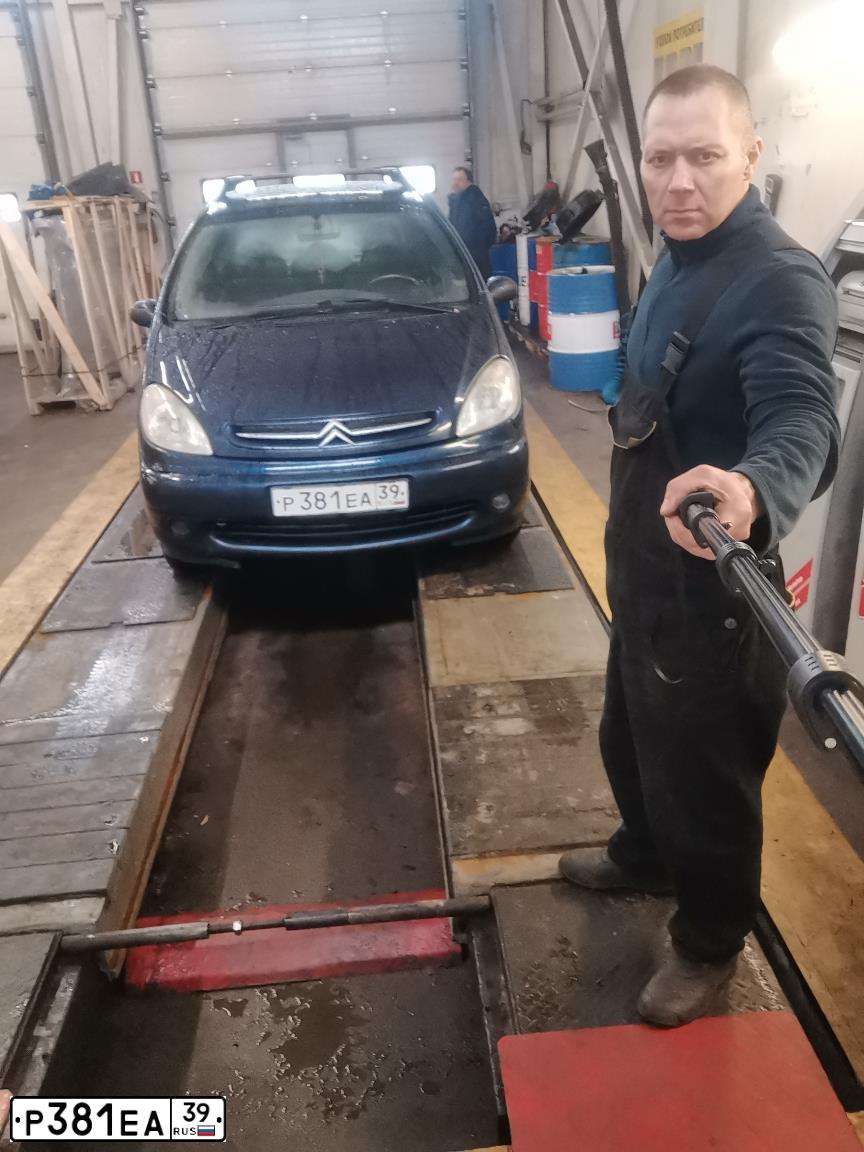 Фото автомобиля CITROEN XSARA PICASSO, 2003 — госномер К786ОУ797. Цвет: Темно-синий