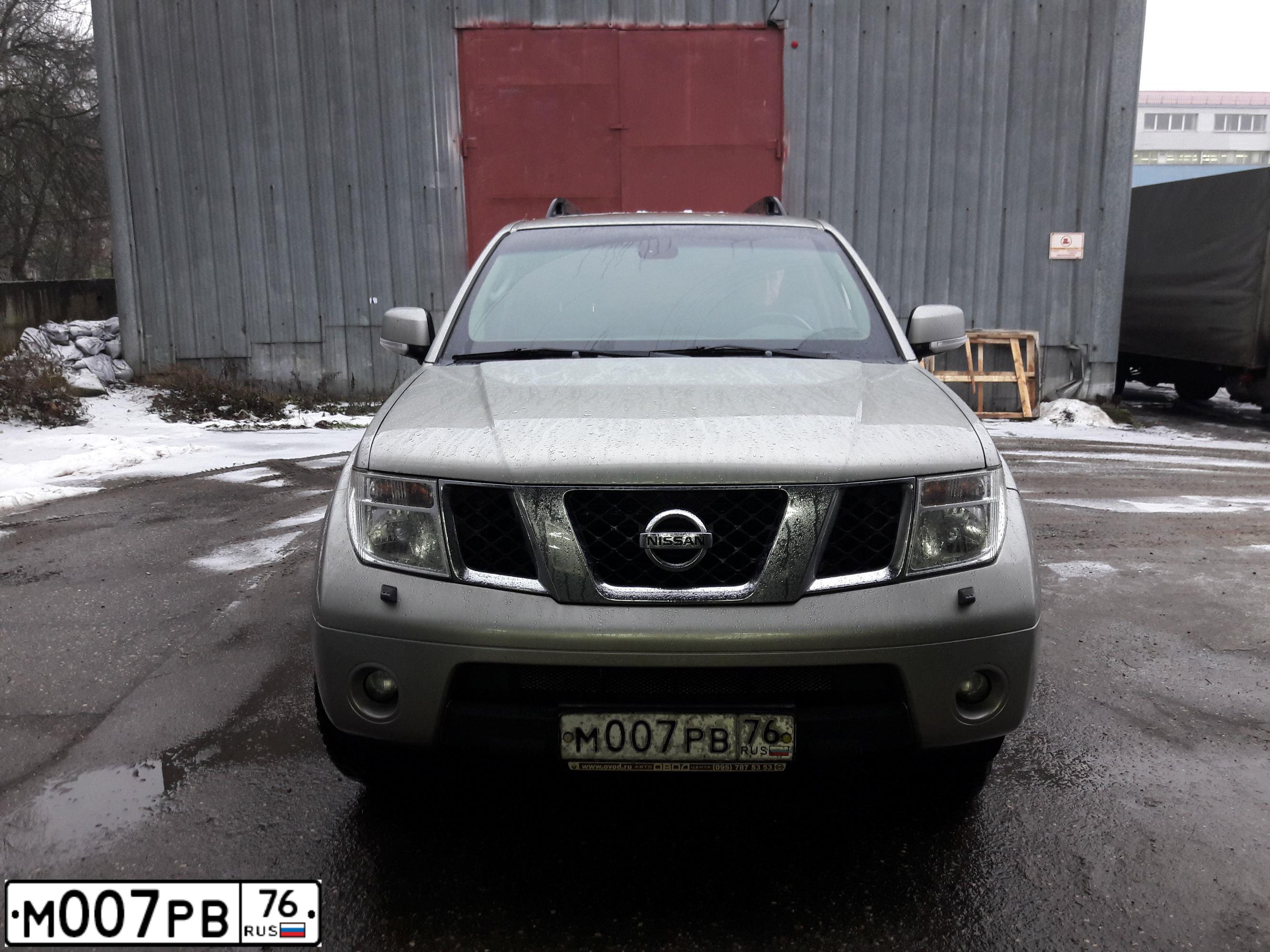 Фото автомобиля NISSAN PATHFINDER, 2008 — госномер М007РВ76. Цвет: СЕРЫЙ