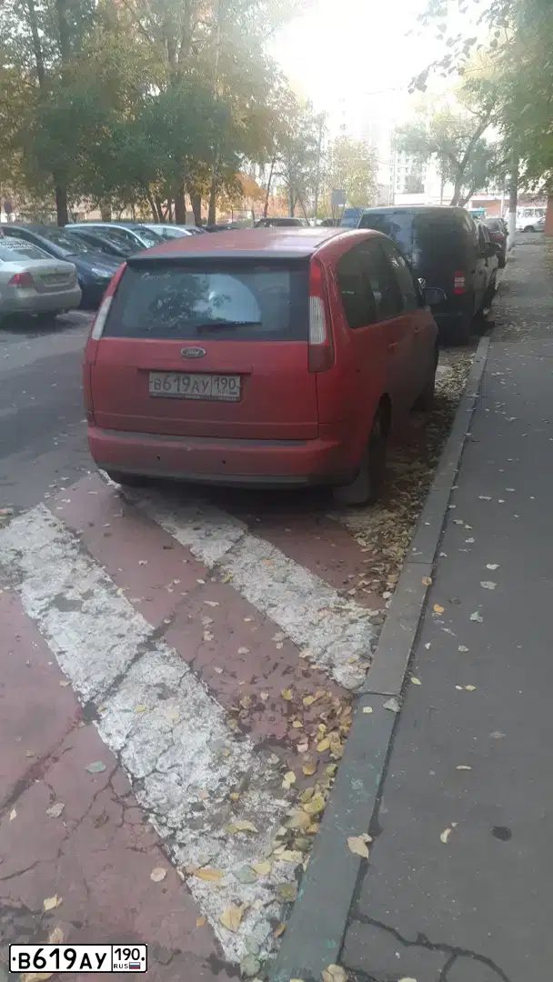 Фото автомобиля FORD FOCUS C-MAX, 2006 — госномер В619АУ190. Цвет: Красный