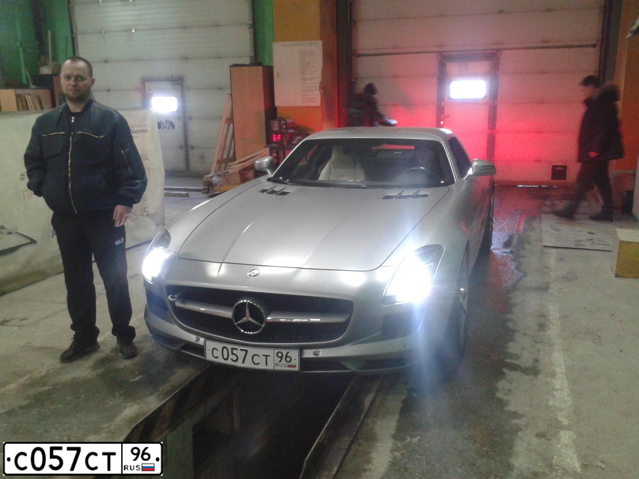 Фото автомобиля MERCEDES-BENZ МЕРСЕДЕС-АМГ SLS AMG, 2012 — госномер С027СС96. Цвет: Серый