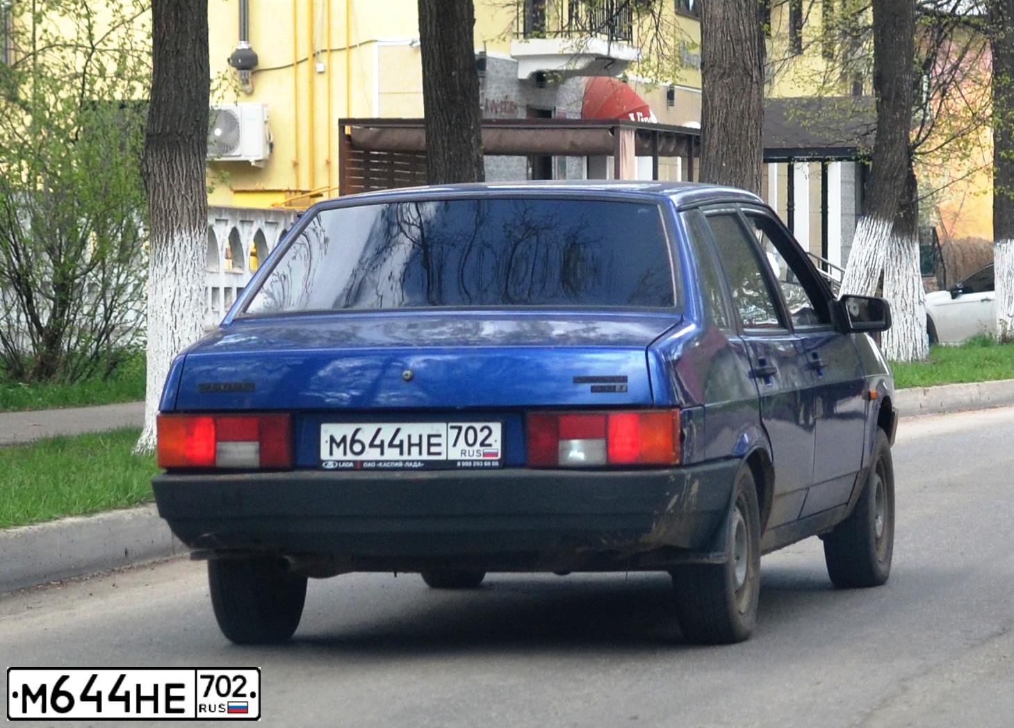 Фото автомобиля LADA 2109 SAMARA, 2002 — госномер М644НЕ702. Цвет: СЕРЕБРИСТЫЙ ЯРКО-СИНИЙ