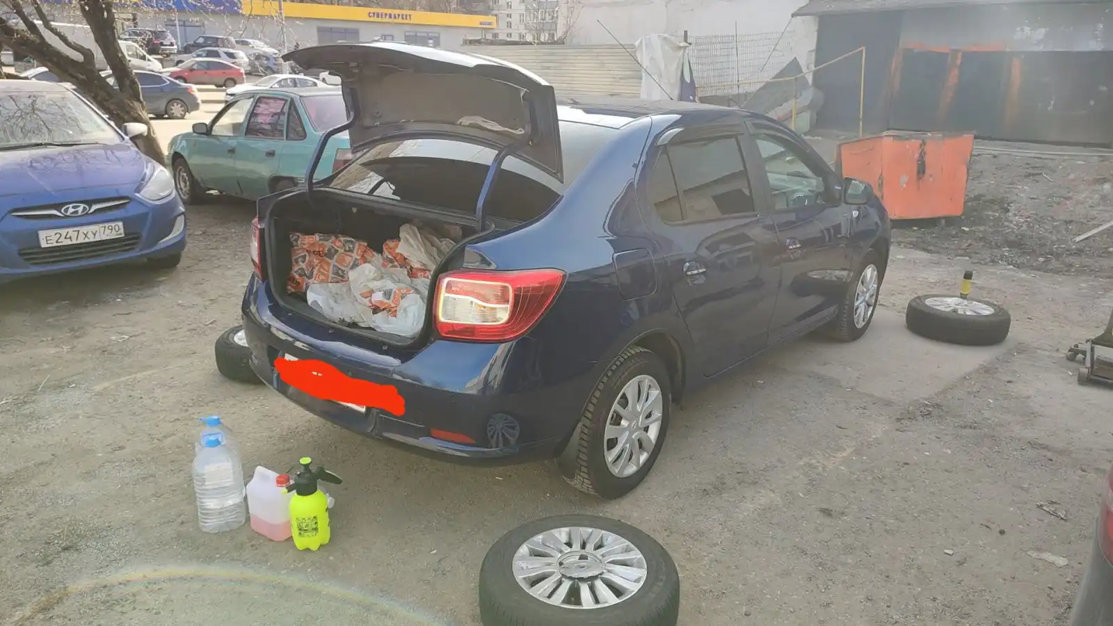 Фото автомобиля HYUNDAI SOLARIS, 2011 — госномер Е247ХУ790. Цвет: Темно-синий