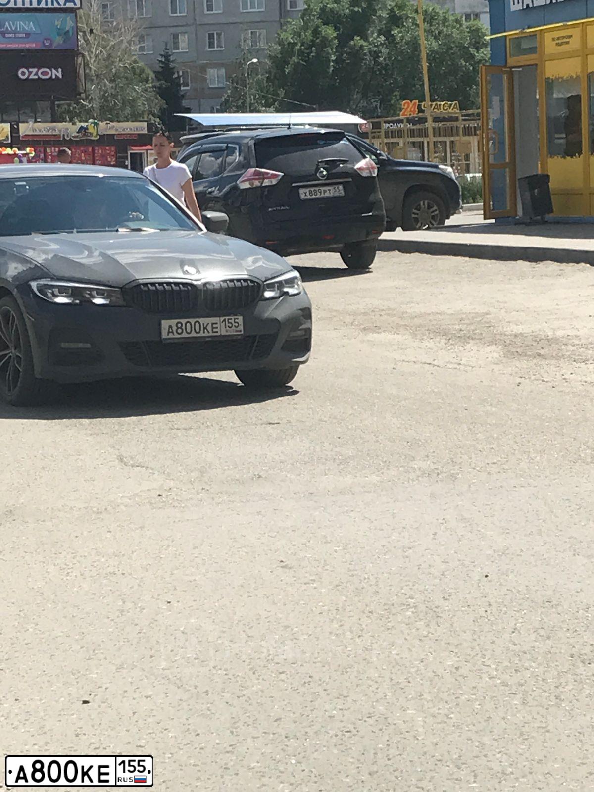 Фото автомобиля BMW W SERIE 3, 2019 — госномер А800КЕ155. Цвет: СЕРЫЙ