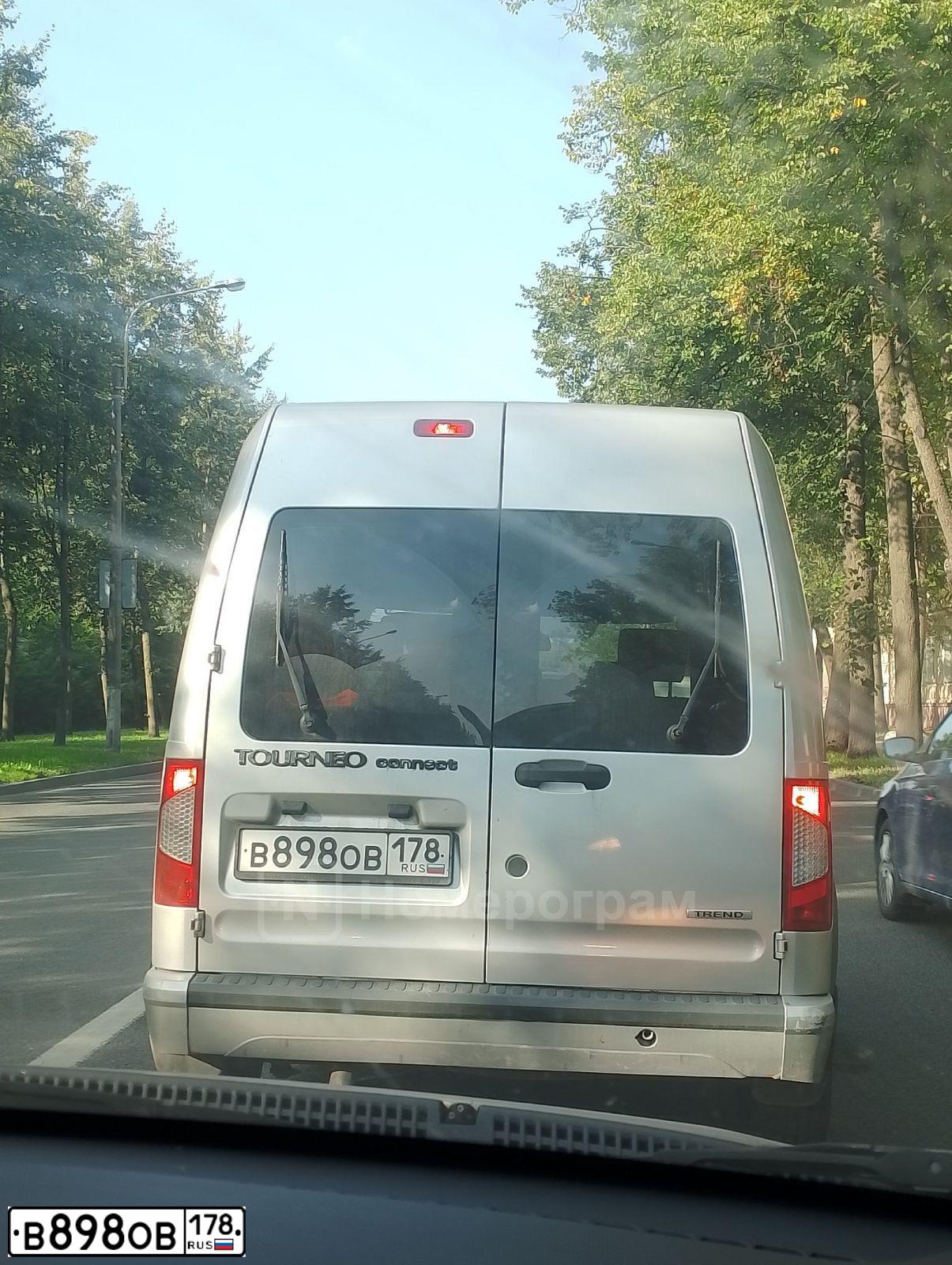 Фото автомобиля FORD TOURNEO CONNECT, 2012 — госномер В898ОВ178. Цвет: СЕРЕБРИСТЫЙ
