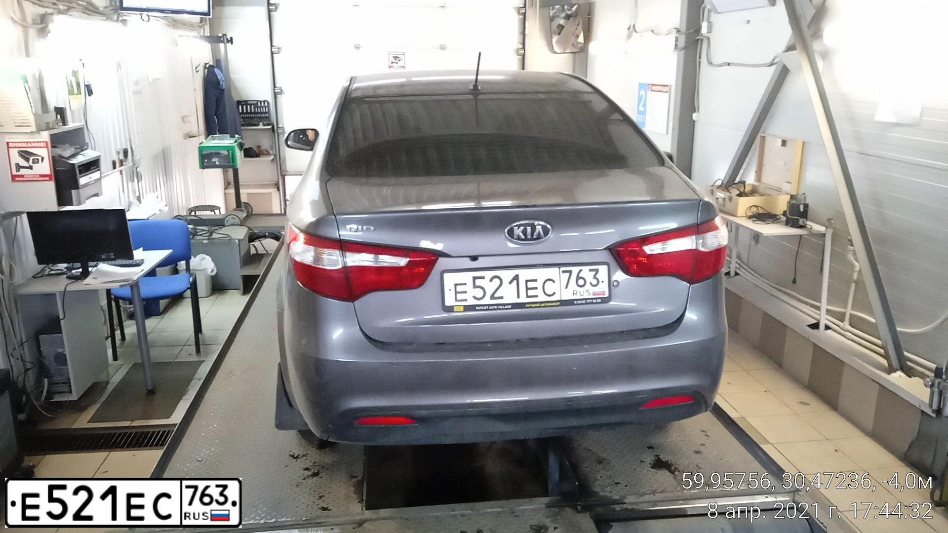 Фото автомобиля KIA RIO, 2011 — госномер Е521ЕС763. Цвет: Серый