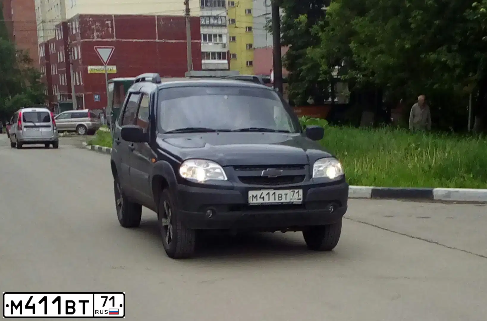 Фото автомобиля CHEVROLET NIVA, 2010 — госномер М411ВТ71. Цвет: Черно-синий металлик