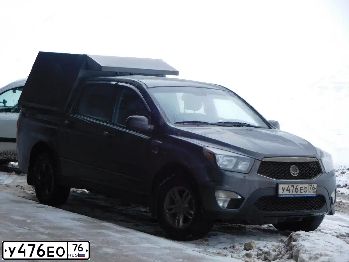 Фото автомобиля SSANGYONG ACTYON SPORTS, 2012 — госномер У476ЕО76. Цвет: ТЕМНО-СЕРЫЙ