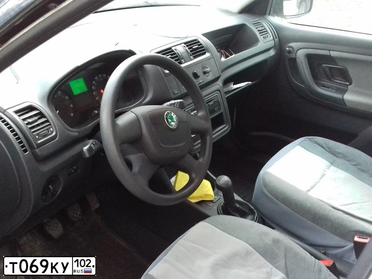 Фото автомобиля SKODA FABIA, 2011 — госномер У442ВМ797. Цвет: Белый