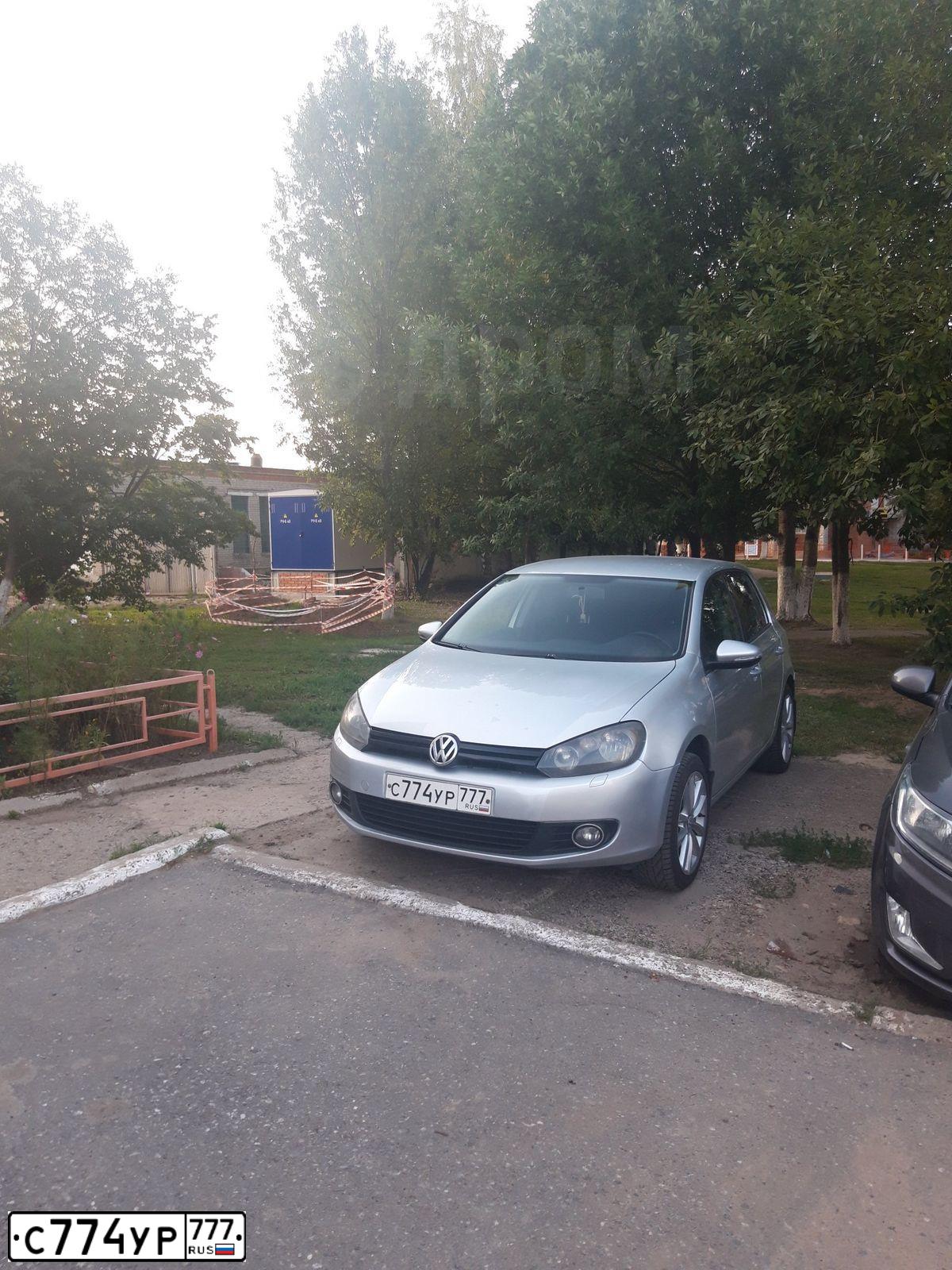 Фото автомобиля VOLKSWAGEN GOLF, 2010 — госномер М424ОН21. Цвет: СЕРЕБРИСТЫЙ