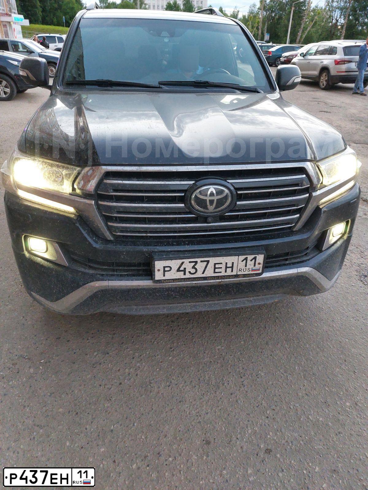 Фото автомобиля TOYOTA LANDCRUISER 200, 2017 — госномер Р437ЕН11. Цвет: ЧЕРНЫЙ