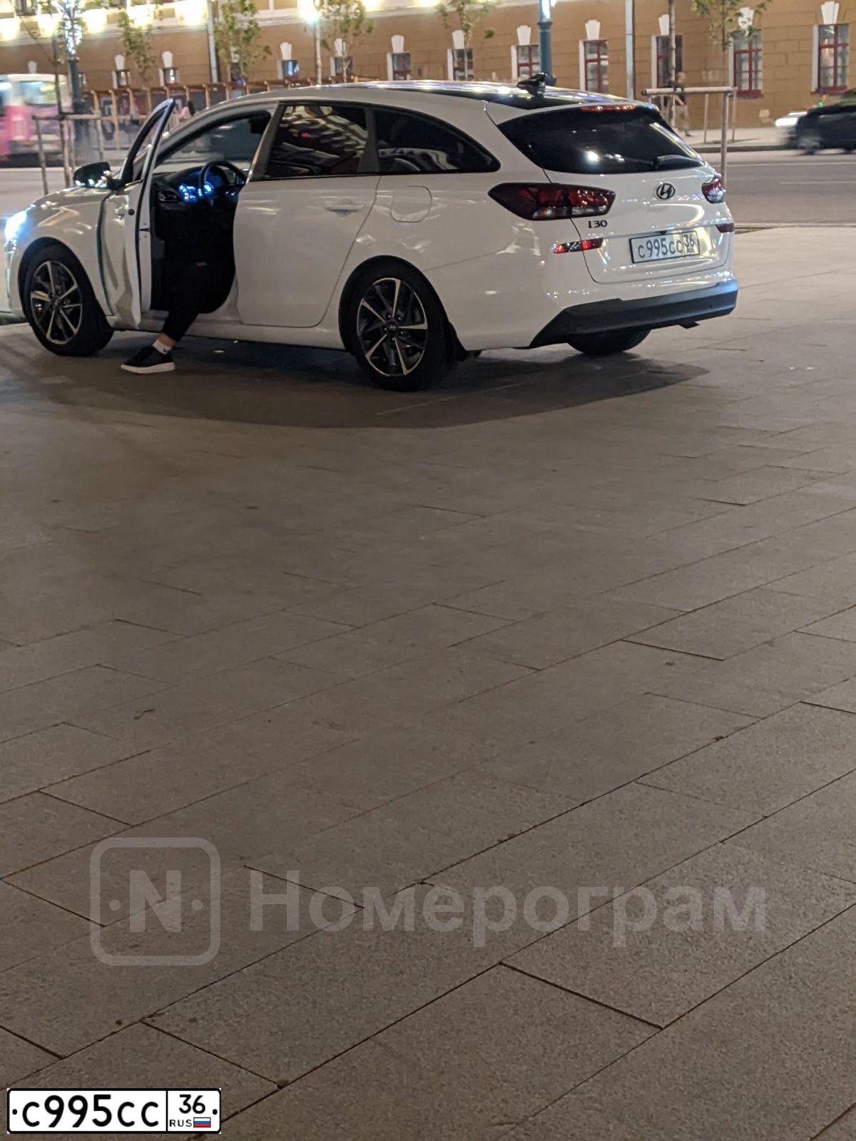 Фото автомобиля SKODA OCTAVIA, 2013 — госномер С995СС36. Цвет: Белый