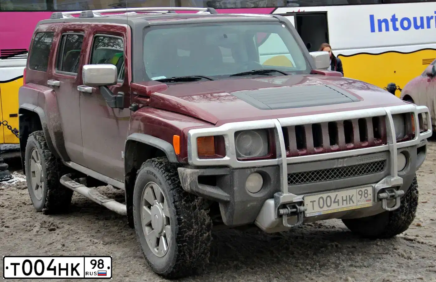 Фото автомобиля HUMMER H3, 2009 — госномер Т004НК98. Цвет: КРАСНЫЙ