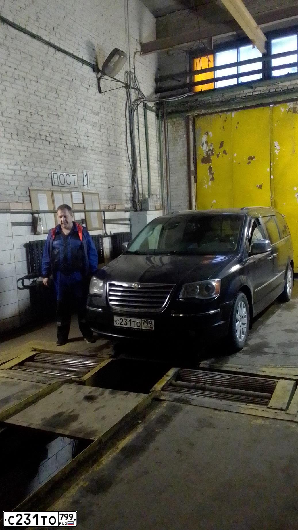 Фото автомобиля CHRYSLER GRAND VOYAGER, 2008 — госномер С231ТО799. Цвет: ЧЕРНЫЙ