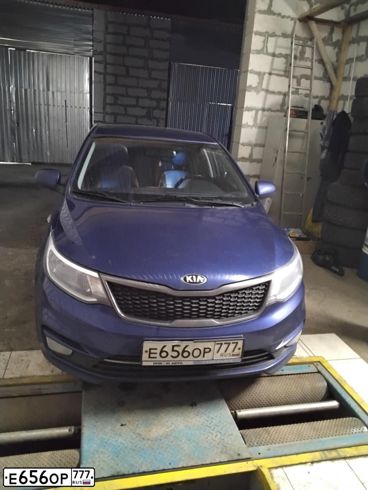 Фото автомобиля KIA RIO, 2015 — госномер Е656ОР777. Цвет: СИНИЙ