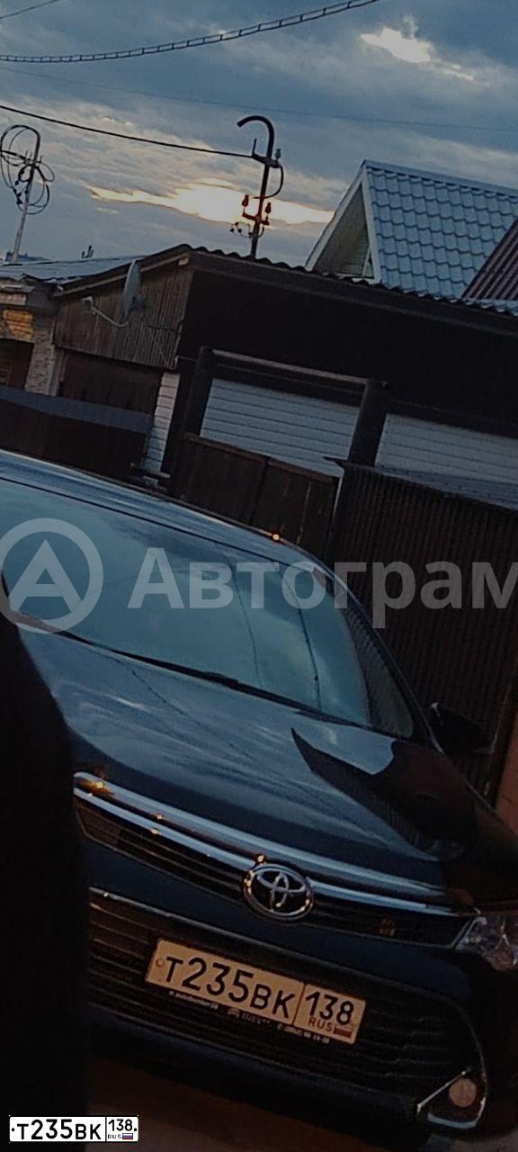 Фото автомобиля TOYOTA CAMRY, 2015 — госномер Т235ВК138. Цвет: ЧЕРНЫЙ МЕТАЛЛИК