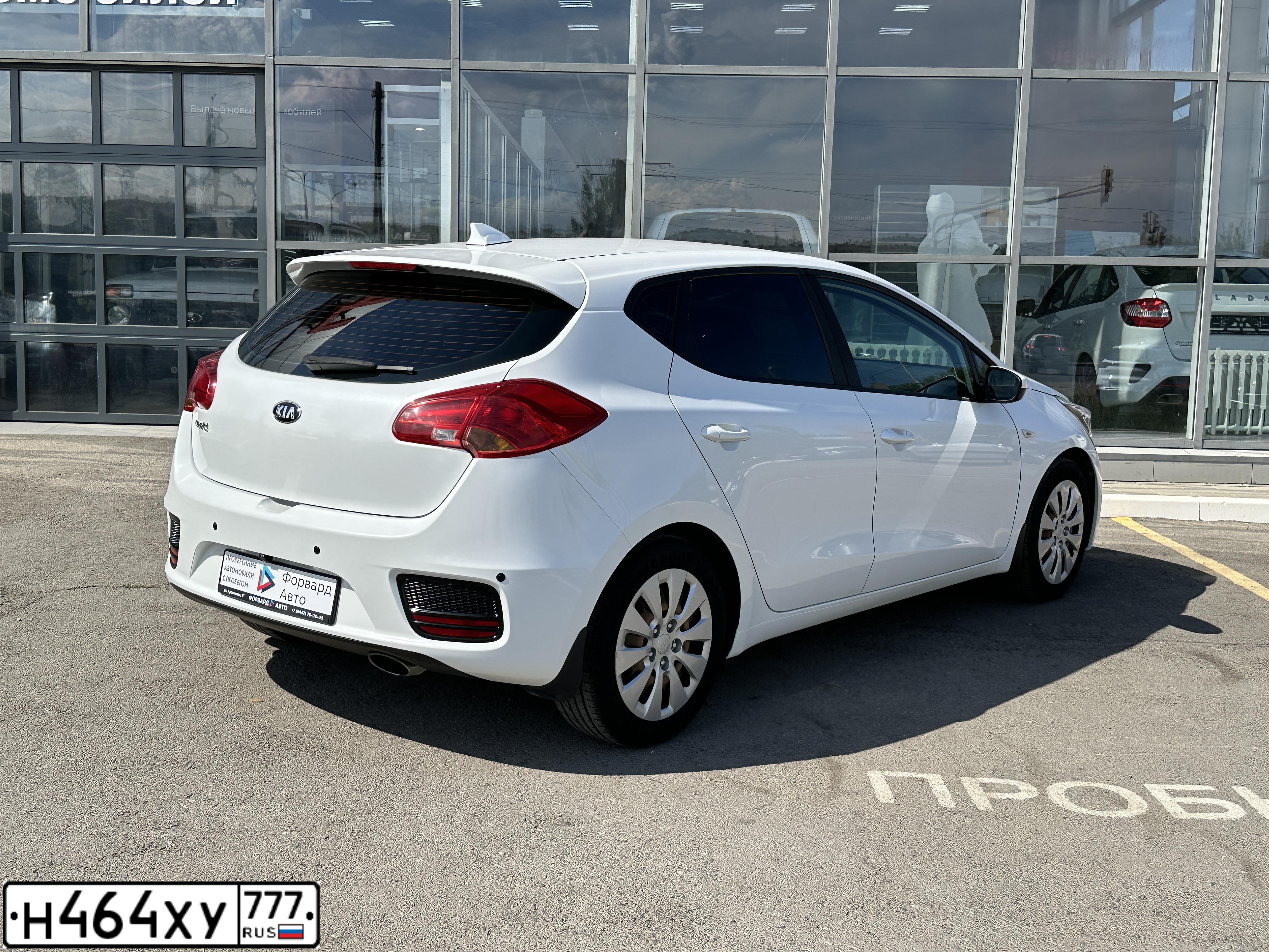 Фото автомобиля KIA CEE'D, 2017 — госномер В267НС761. Цвет: БЕЛЫЙ