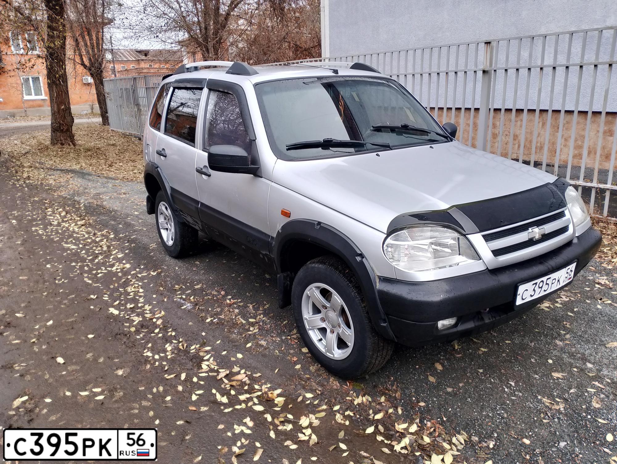 Фото автомобиля CHEVROLET NIVA, 2007 — госномер С395РК56. Цвет: Светло-серебристый металик