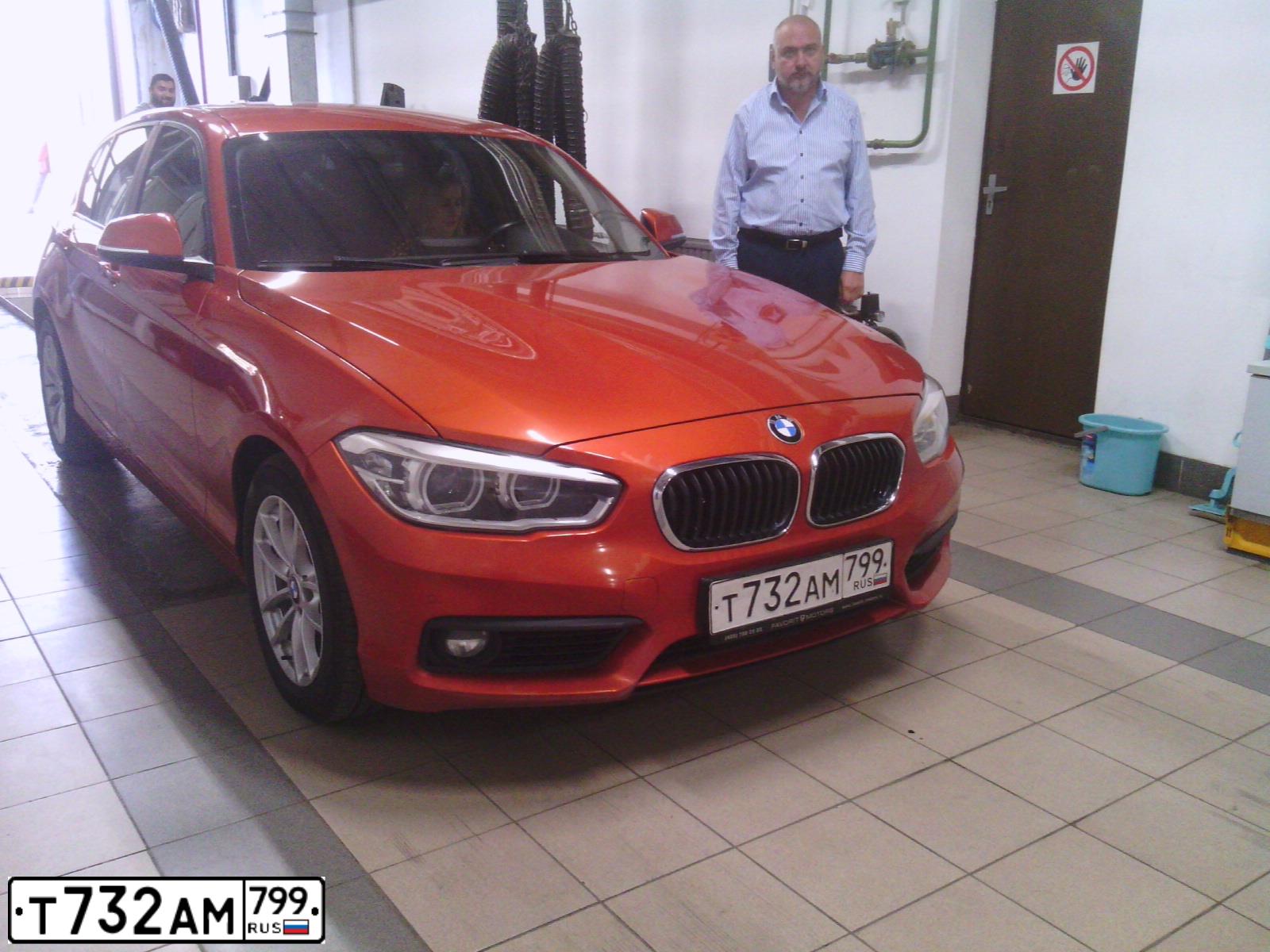 Фото автомобиля BMW SERIE 1, 2017 — госномер Т732АМ799. Цвет: ОРАНЖЕВЫЙ