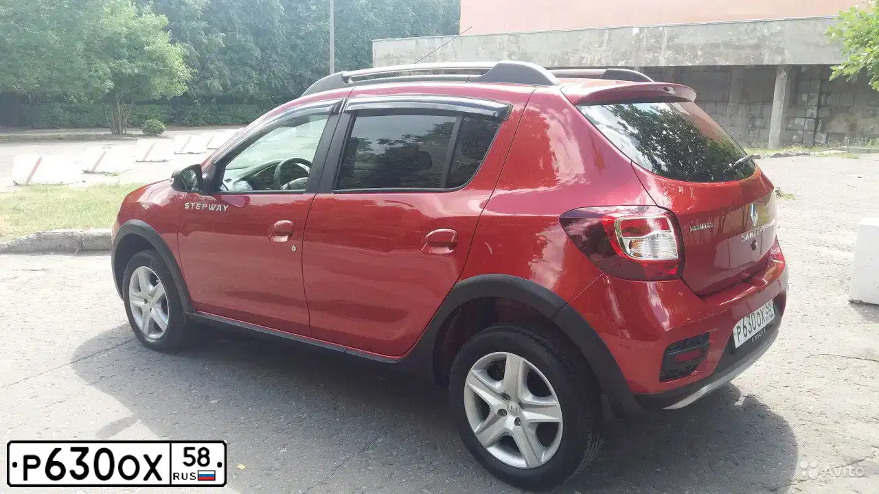 Фото автомобиля RENAULT SANDERO, 2016 — госномер Р630ОХ58. Цвет: Красный